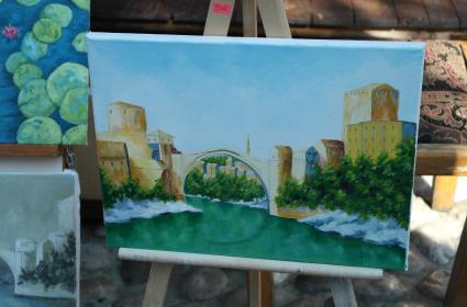 Bosna-Hersek&#039;in en büyük şehirlerinden biri olan Mostar, yakın tarihinde yaşadığı olayları hala atlatamamış, mermi izleriyle dolu binaları, ölü sokakları, akşam 5&#039;ten sonra kimsenin kalmadığı geniş caddeleriyle hafızama kazındı... 