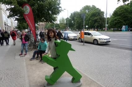 Berlin Duvarı yıkılmadan önce Doğu Almanya’da, trafik işaretlerinde kullanılan insan figürü; Ampelmann. 1989&#039;da Berlin Duvarı yıkıldıktan sonra kült haline Ampelmann&#039;ın Monbijou-Park&#039;ta bir de restoranı bulunuyor. 