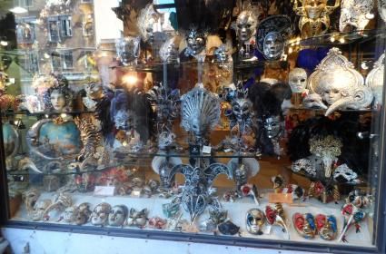 Çeşit çeşit, desen desen Venedik maskeleri buyurun efendim : ) 