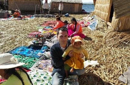 Peru Titicaca Gölü&#039;ndeki Uros Adası&#039;nın yerlileriyle birlikteyim (01.04.2015) 