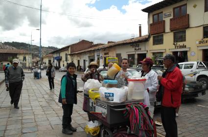 Peru Cusco&#039;da seyyar satıcıya yardım ediyorum (02.04.2015) 