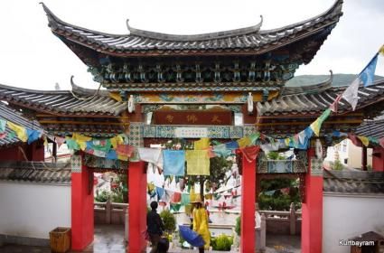 Dünyanın En Büyük Mağara Tapınağı: Batu Caves, Kuala Lumpur  Dünyanın En Büyük Mağara Tapınağı: Batu Caves, Kuala Lumpur