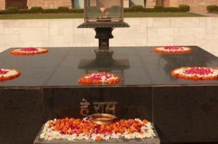 Mahatma Gandi Anıtı - Yeni Delhi  Mahatma Gandi Anıtı - Yeni Delhi