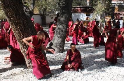 Lhasa'da Sera Manastırı ve “Monk Debates”  Lhasa'da Sera Manastırı ve “Monk Debates”