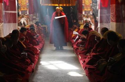 Drepung Manastırı'nda Budist Rahiplerin İbadet Seremonisi: Lhasa  Drepung Manastırı'nda Budist Rahiplerin İbadet Seremonisi: Lhasa