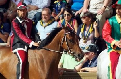 İtalya'nın Şirin Şehri Siena ve Palio Festivali  İtalya'nın Şirin Şehri Siena ve Palio Festivali