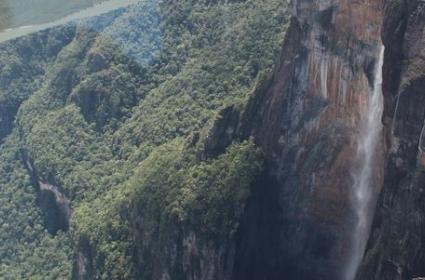 Canaima&#039;da Dünyanın En Yüksekten Dökülen Şelalesi: Angel Falls