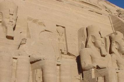 Mısır'ın Antik Tapınağı Abu Simbel ve Nefertiti Mısır'ın Antik Tapınağı Abu Simbel ve Nefertiti