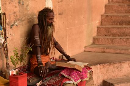 Ölüm Kokan Şehir: Varanasi  Ölüm Kokan Şehir: Varanasi