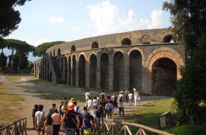 Küllere Gömülen Şehir: Pompei  Küllere Gömülen Şehir: Pompei