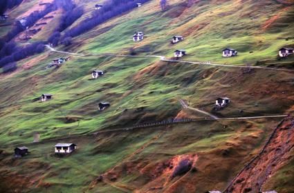 Kuzu Seslerinin Dağların Arasında Yankılandığı İsviçre Köyü: Vals 