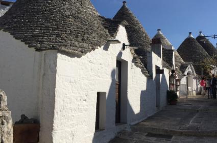Puglia'nın Güzel Kasabası: Alberobello  Puglia'nın Güzel Kasabası: Alberobello