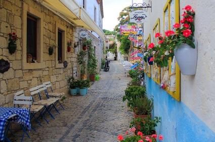 Taş Sokaklar, Eski Otantik Evler ve Her Kültürü Barındıran Yer: Alaçatı  Taş Sokaklar, Eski Otantik Evler ve Her Kültürü Barındıran Yer: Alaçatı