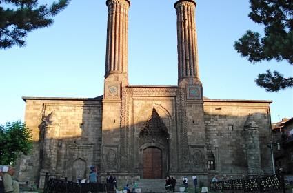 Çifte Minareli Medrese: Erzurum  Çifte Minareli Medrese: Erzurum