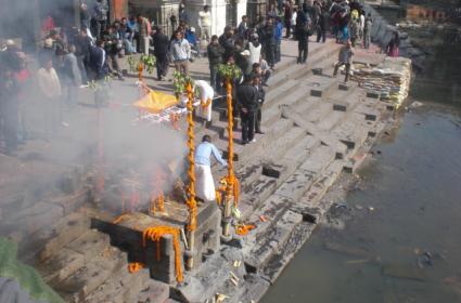 Katmandu'da Ölü Yakma Töreni  Katmandu'da Ölü Yakma Töreni