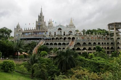 Cebu Adası'nda Simala ve Renkli Mumlar Cebu Adası'nda Simala ve Renkli Mumlar
