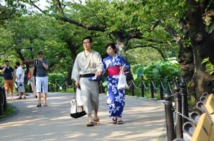 "Tokyo'da Seyahat ""Doruk""ta"  "Tokyo'da Seyahat ""Doruk""ta"