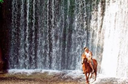 Tünelden Gökdelene Bir Egzotik Masal: Kamboçya  Tünelden Gökdelene Bir Egzotik Masal: Kamboçya