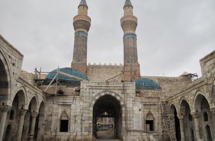 Bir Tat Bir Mekan - Sivas : Gök Medrese ve Sivas Köftesi  Bir Tat Bir Mekan - Sivas : Gök Medrese ve Sivas Köftesi