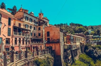 Çilek Kokan Güzellik: Nemi Köyü, Roma  Çilek Kokan Güzellik: Nemi Köyü, Roma