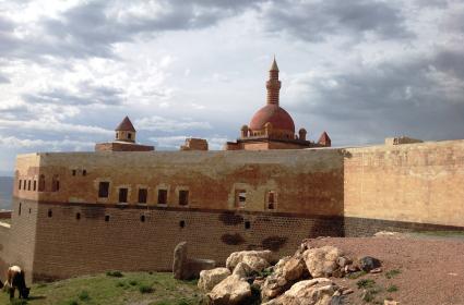 İpek Yolu Üzerinde Bir Masal Sarayı: İshak Paşa  İpek Yolu Üzerinde Bir Masal Sarayı: İshak Paşa