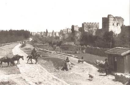 İstanbul'un Tarihi Geçmişine Bir Bakış: İstanbul Surları  İstanbul'un Tarihi Geçmişine Bir Bakış: İstanbul Surları