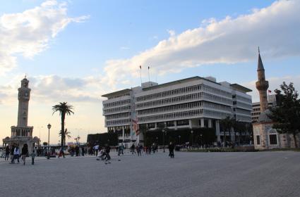 İzmir: Tanıdık Geldi Mi?  İzmir: Tanıdık Geldi Mi?