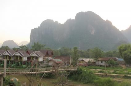 Laos'ta Bir Turist Kasabası : Vang Vieng  Laos'ta Bir Turist Kasabası : Vang Vieng