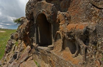 Lukyanus Kitâbesi ve Atlı Kaya Kabartması 