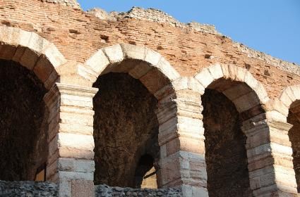 Teatro Romano ve Ponte Pietra Teatro Romano ve Ponte Pietra
