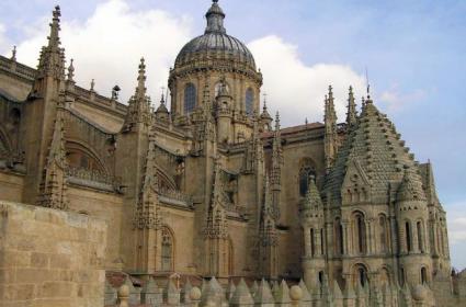 Salamanca’nın kalbi olan Plaza Mayor, 1756 yılında mimar Alberto ve Nicolás Churriguera tarafından barok stilde inşa edilmiştir. İspanya’nın en görkemli meydanlarından biri olan Plaza Mayor; Belediye Binası, pek çok restoran, kafe, hediyelik eşya dükkanı