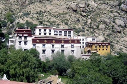 Lhasa’da bulunan Sera Manastırının anlamı nedir? 
