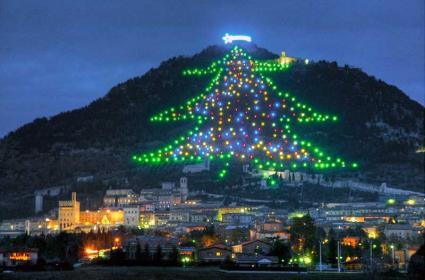 Guinness rekorlar kitabına da girmiş olan dünyanın en büyük Noel ağacı nerede yer alır? 