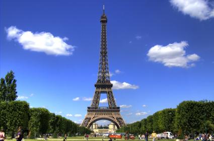 Eyfel Kulesi&#039;nin tepesine ulaşmak için kaç basamak çıkmak gerekiyor? 