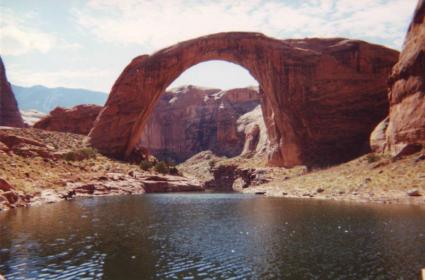 Dünyanın en büyük ve en uzun doğal köprüsü hangi ülkede yer almaktadır? 