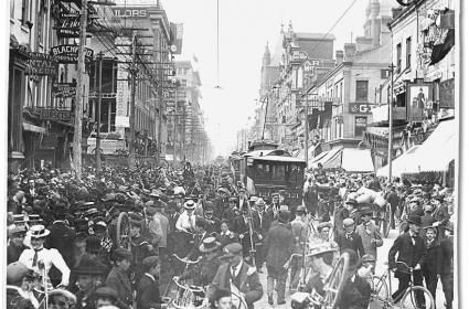 Toronto&#039;da bulunan &#039;&#039;dünyanın en uzun caddesi&#039;&#039; ünvanına sahip caddenin ismi nedir? 