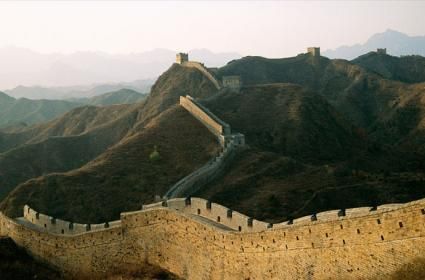 Dünyanın en uzun savunma duvarı olan Çin Seddi&#039;nin uzunluğu kaç km&#039;dir? 