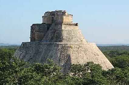 M.Ö. 600 yıllarına tarihlenen Uxmal bölgesindeki Ulu Tapınağın diğer adı nedir? 