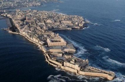 Sicilya adasında Catania’nın güneyinde bulunan ve “Arşimed’in şehri” olarak tanımlanan yer neresidir? 