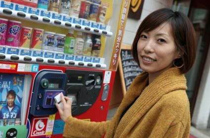 Konserve Ekmeklerden Köpek Peruklarına Japonya'nın 9 Garip Otomatı  Konserve Ekmeklerden Köpek Peruklarına Japonya'nın 9 Garip Otomatı