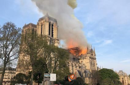 Yanan Tarih: Notre Dame  Yanan Tarih: Notre Dame