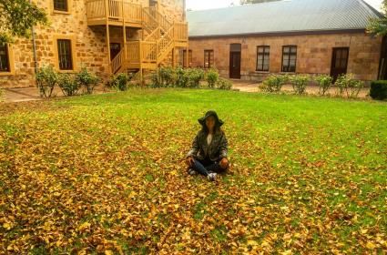 Uzaktaki Minik Kız: &quot;Ülkesini çok seven ve özleyen yine de bu hayat tecrübesini yaşamlarına eklemek isteyen iki insan olarak kendimizi Avustralya’da bulduk.&quot; 