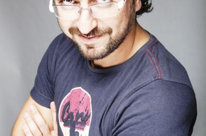 Salih Seçkin Sevinç: “Yazılarımda her şey lezzet odaklıdır. Hikâye önce lezzet üzerine şekillenir.” 