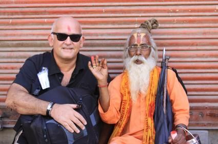 İbrahim Temo:"Sizden binlerce kilometre ötede insanlar var, sizin gibi nefes alıyorlar, sabah uyanıyorlar, akşam uyuyorlar ama bu hayatı sizden farklı yaşıyorlar. "  İbrahim Temo:"Sizden binlerce kilometre ötede insanlar var, sizin gibi nefes alıyorlar, sabah uyanıyorlar, akşam uyuyorlar ama bu hayatı sizden farklı yaşıyorlar. "