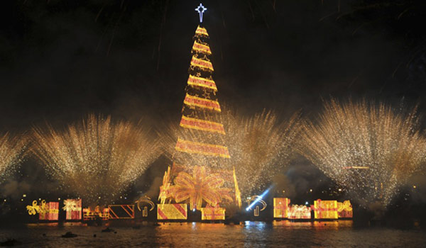 DÜNYANIN FARKLI KÖŞELERİNDEN FARKLI NOEL AĞAÇLARI